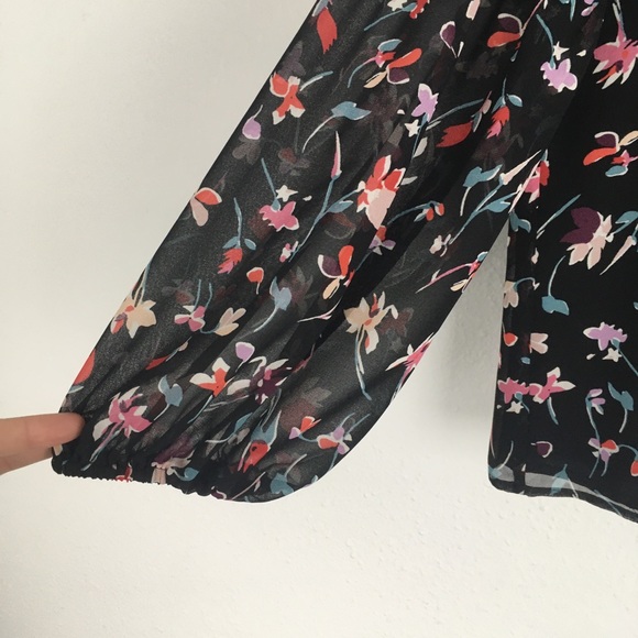 Madewell Shirred-Sleeve V-Neck Top in Drifting Flowers - Picture 3 of 9